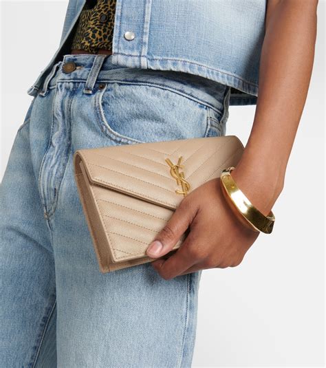 Cassandre matelassé envelope leather wallet on .